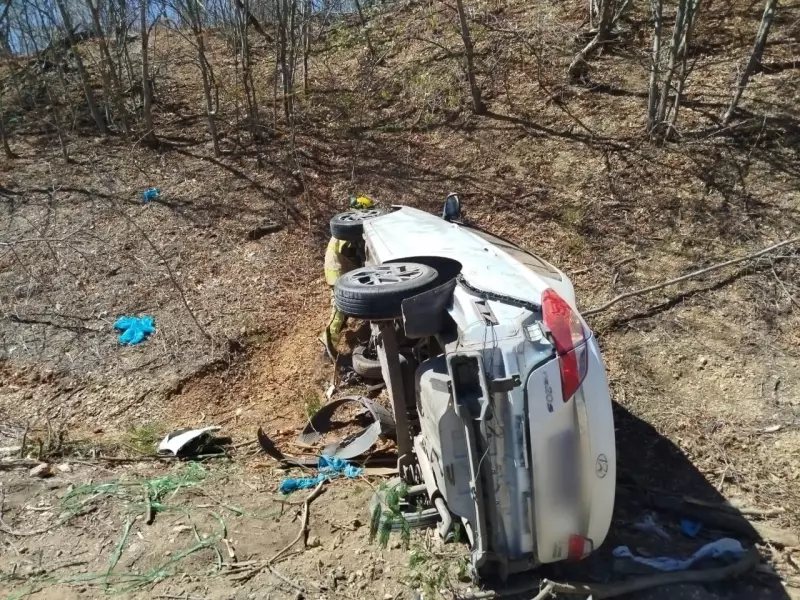 Casal escapa ileso de acidente grave após carro capotar na MGC-122 em Minas Gerais