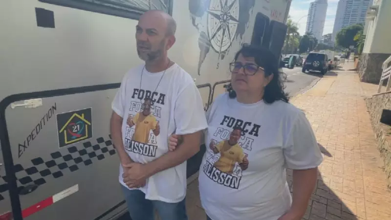 Casal estaciona motorhome em frente a hospital para ficar perto do filho com Down internado na UTI