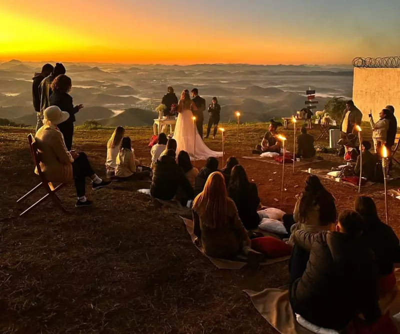 Casal se conhece em trilha e celebra casamento no topo da serra ao nascer do sol - Veja a história!