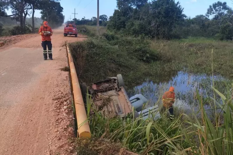 Casal se distrai com paisagem e carro capota no Pantanal de MT; veja detalhes