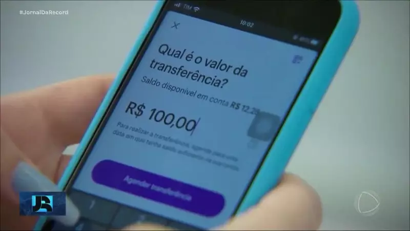Celular domina: 7 em cada 10 brasileiros usam apenas o smartphone para transações bancárias