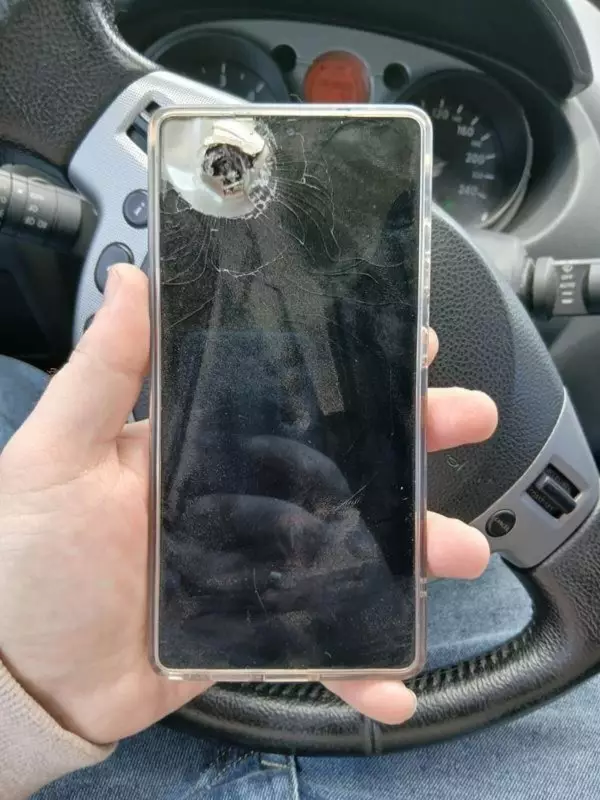 Celular salva vida de soldado ucraniano ao bloquear estilhaço — veja o estado do aparelho
