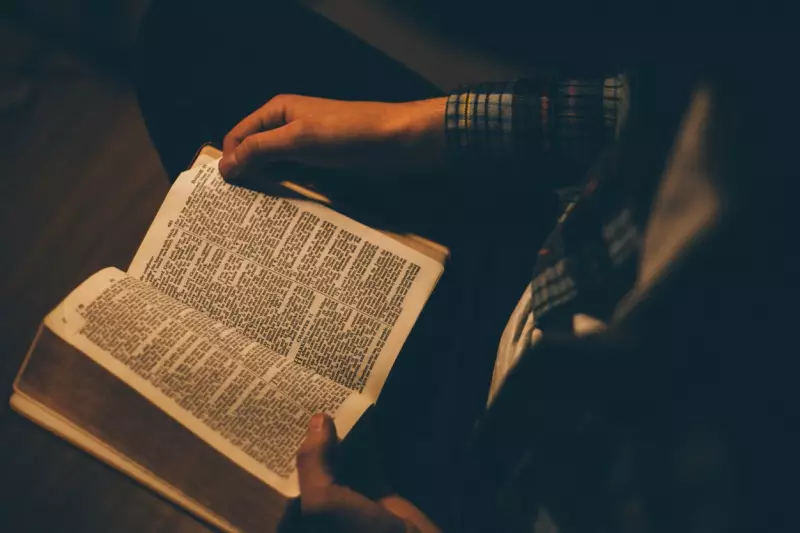 Censo 2022 revela mudanças religiosas no Brasil: católicos caem, evangélicos crescem