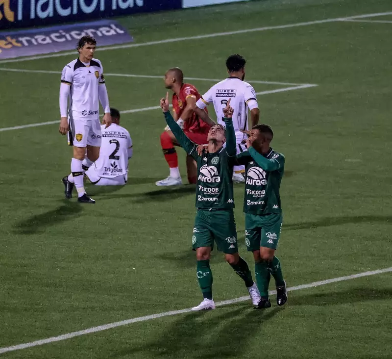 Chapecoense arrasa o Amazonas, sobe na tabela e mira o G4 do Brasileirão