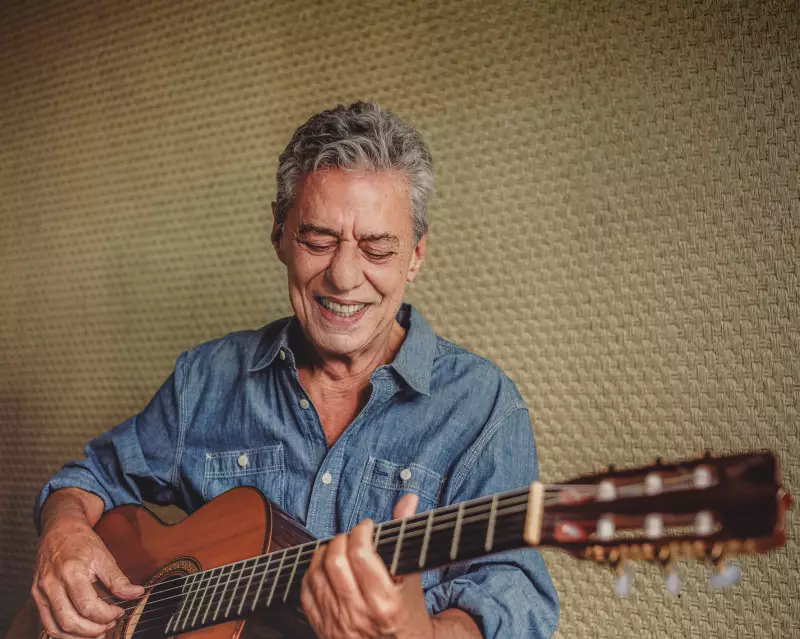 Chico Buarque passa por cirurgia craniana aos 80 anos: detalhes sobre o procedimento