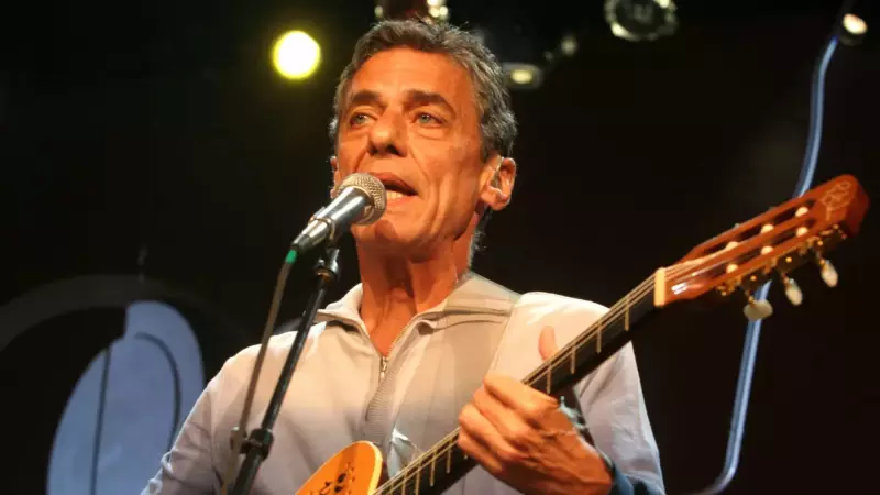 Chico Buarque passa por cirurgia de emergência para aliviar pressão intracraniana