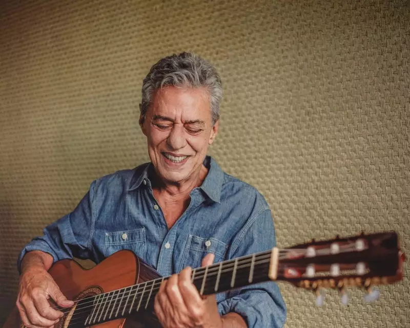 Chico Buarque se recupera bem após cirurgia cerebral e tem alta prevista para quinta-feira