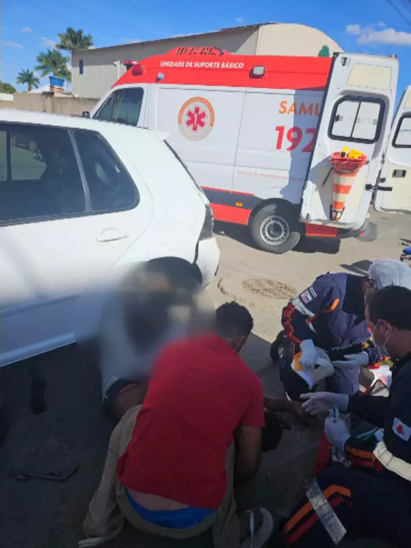 Choque brutal em Jaíba: motociclista fica preso na roda de carro após colisão