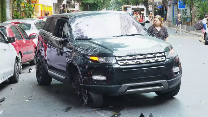 Choque em Copacabana: Vídeo mostra momento em que carro atinge várias motos na orla
