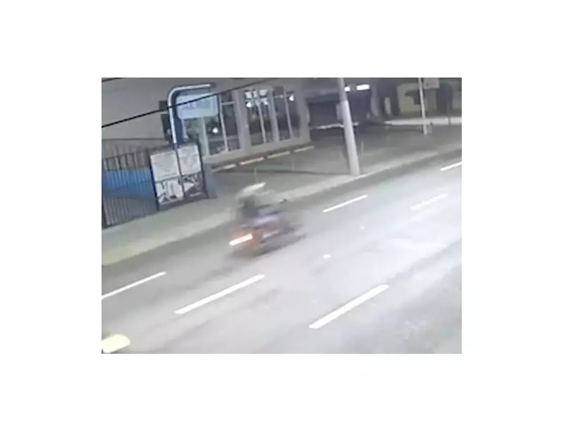 Choque entre carro e moto causa transtornos no centro de São José dos Campos; veja vídeo