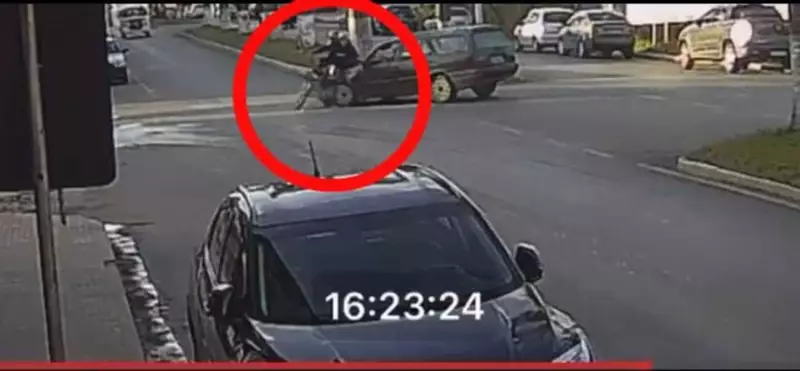 Choque violento em MG: Casal é arremessado após moto ser atingida por carro — Veja o vídeo chocante!