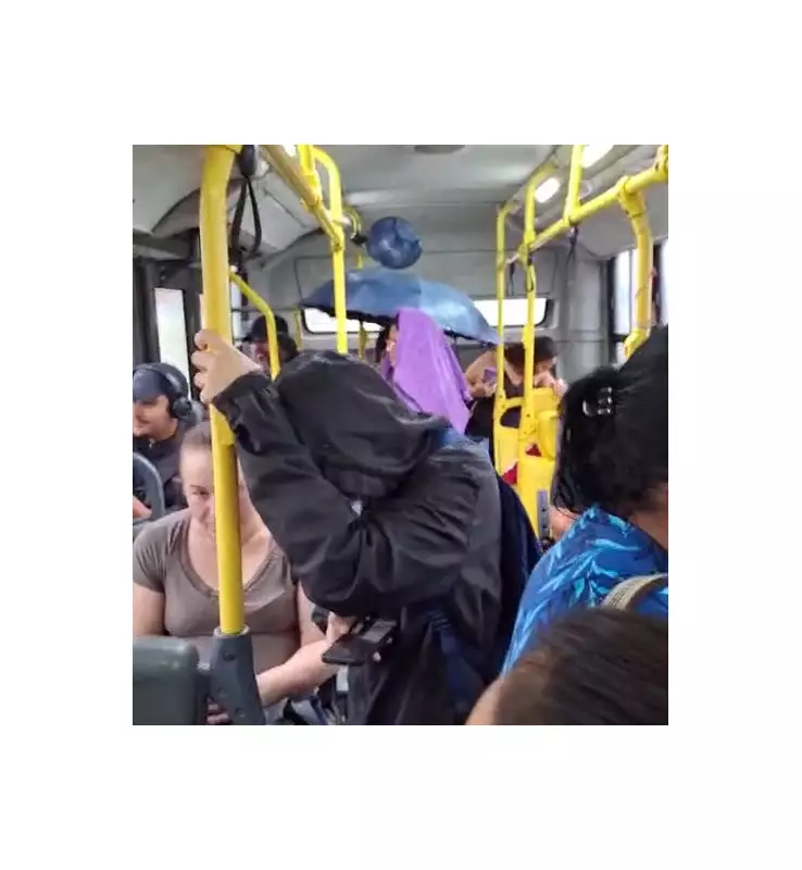 Chuva dentro do ônibus? Passageira flagra usuário com guarda-chuva aberto no transporte em Campinas