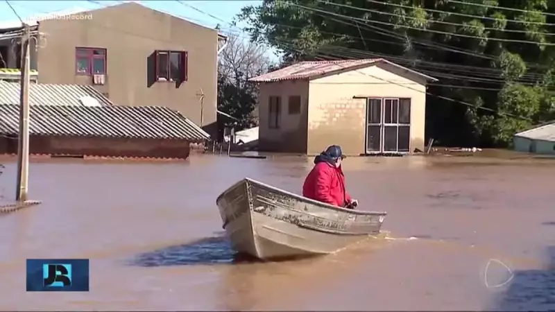 Chuvas no Rio Grande do Sul: Exército é acionado para ajudar milhares de desabrigados