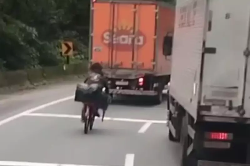Ciclista arrisca a vida ao descer a Via Anchieta (SP) entre caminhões; veja o vídeo chocante