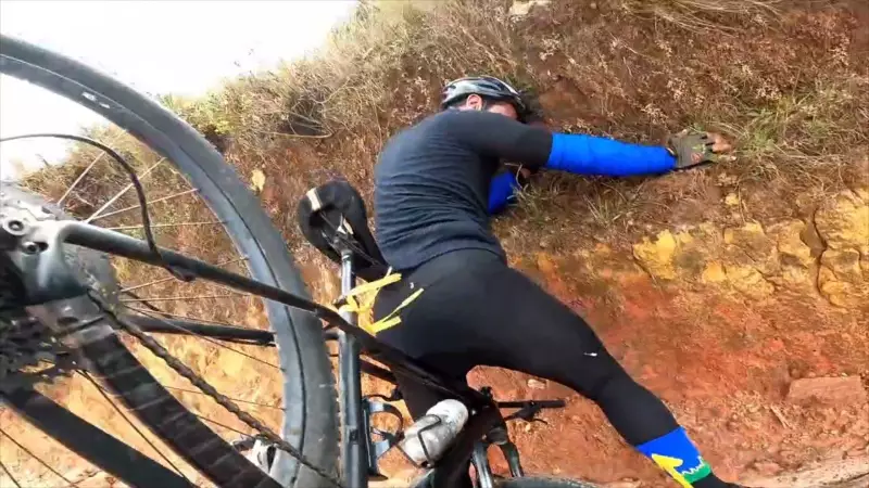 Ciclista cai em barranco e resgate vira sensação nas redes sociais; veja o vídeo