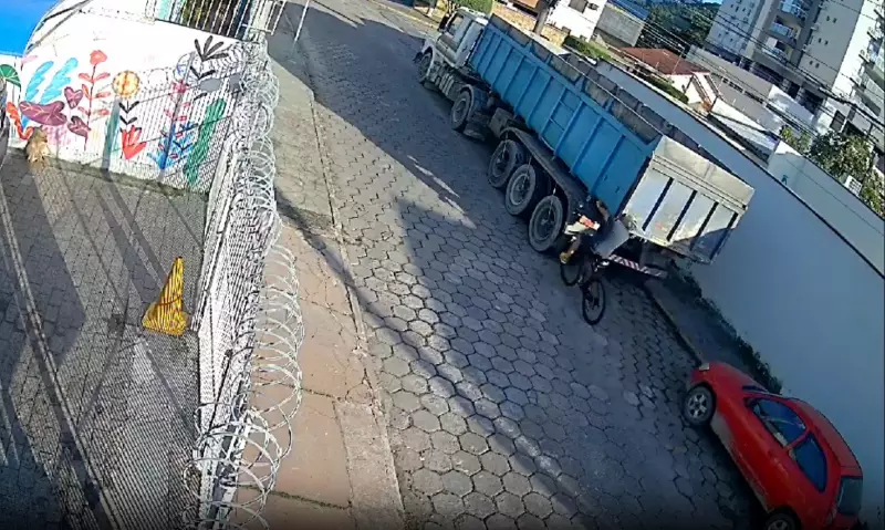 Ciclista se distrai e colide com caminhão parado em Caraguatatuba; veja o vídeo