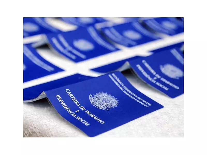 CLT em crise: por que cada vez mais brasileiros rejeitam a carteira assinada?