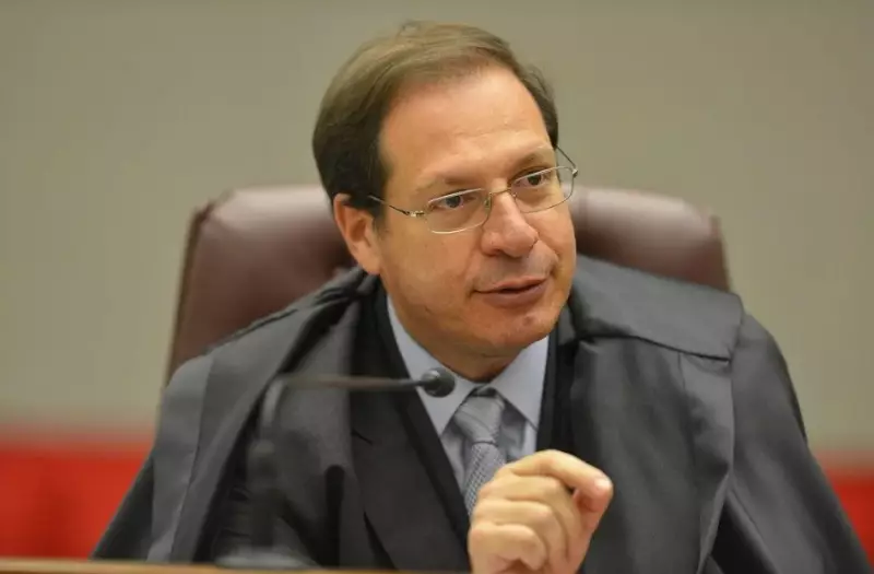 Clubes de futebol podem cobrar torcedores por atos racistas: entenda as novas regras