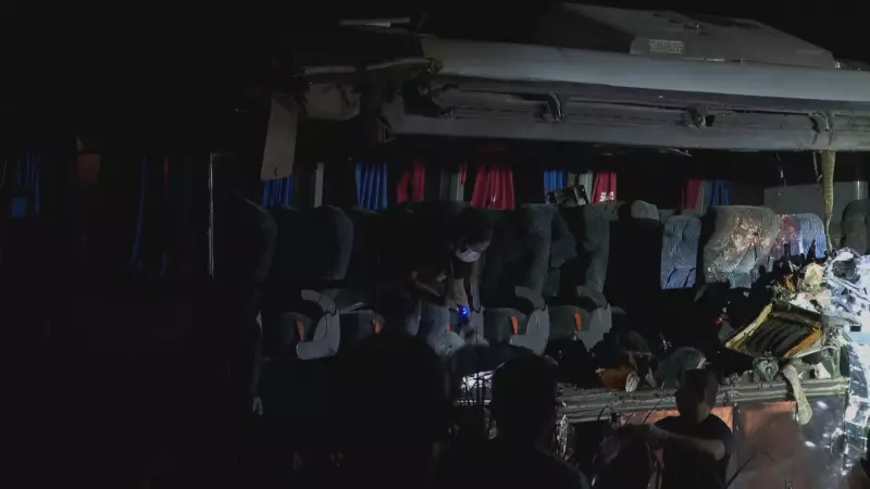 Cochilo ou distração? Acidente entre caminhão e ônibus mata 12 universitários em rodovia