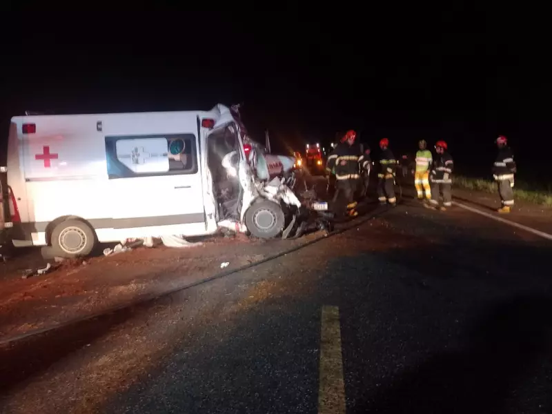 Colisão entre ambulância e carreta deixa feridos em rodovia do interior de SP