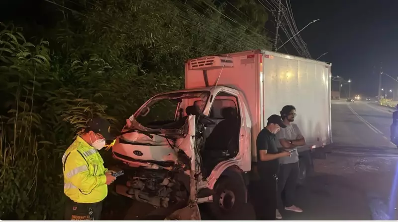 Colisão entre caminhões deixa motorista preso às ferragens em Manaus: veja detalhes