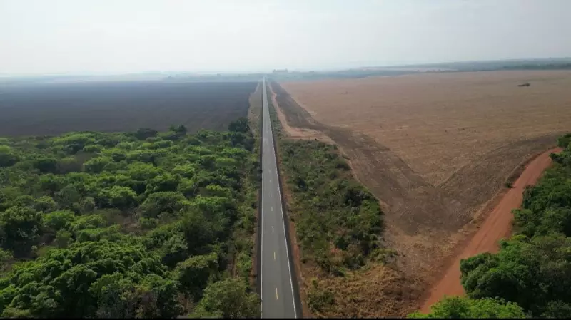Colisão entre caminhonete e caminhão deixa motorista gravemente ferido na BR-230, em Oeiras, PI