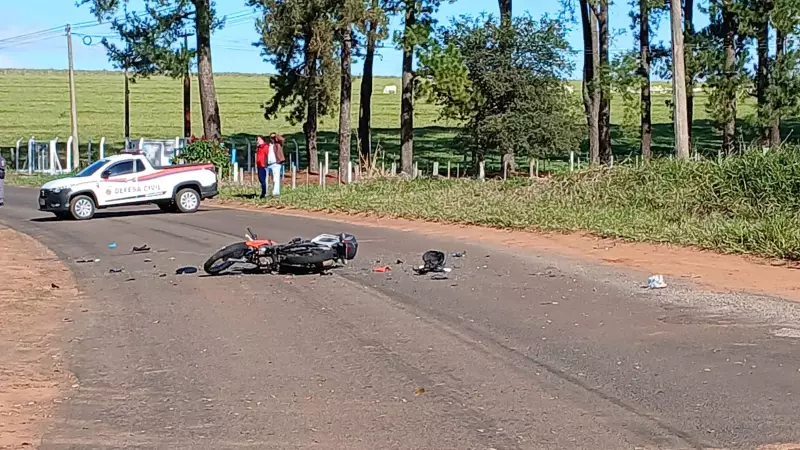 Colisão entre moto e carro deixa duas pessoas feridas em estrada vicinal de Regente Feijó