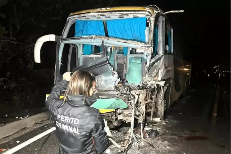 Colisão frontal entre carreta e ônibus de turismo deixa feridos na BR-116 em MG