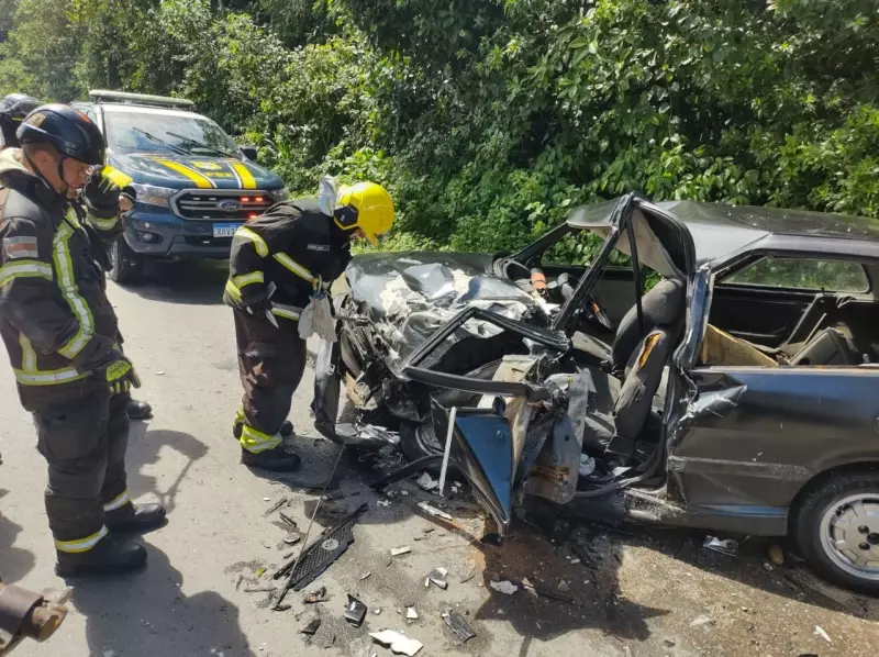 Colisão na BR-174 em Manaus deixa dois feridos após ultrapassagem arriscada