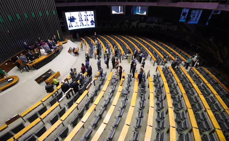 Congresso tenta criar narrativa de serviço ao país, aponta cientista político