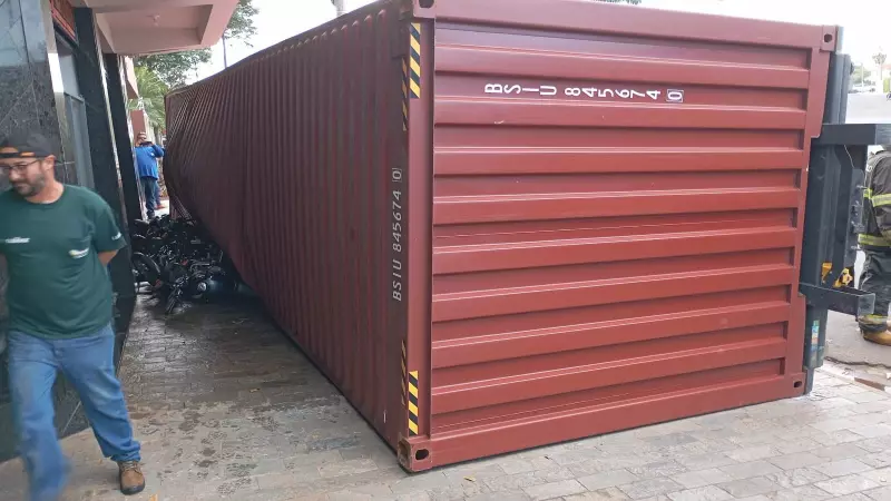 Container com tecidos tomba e atinge motos estacionadas em Ibitinga: veja o que aconteceu