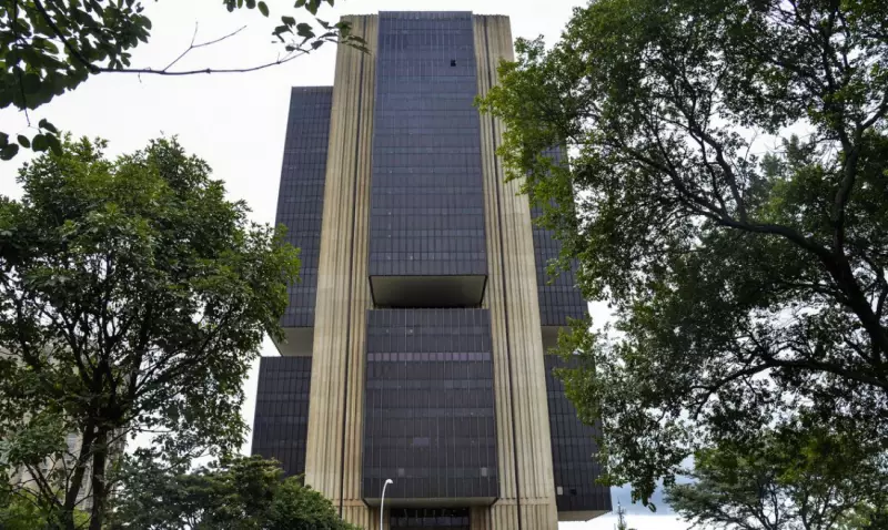 Copom aumenta juros enquanto Congresso barra taxação: entenda os impactos na economia brasileira