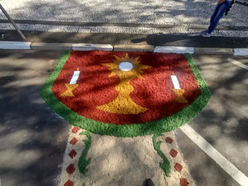 Corpus Christi: Ruas de cidades da região de Itapetininga ganham vida com tapetes de bagaço de cana e sal colorido