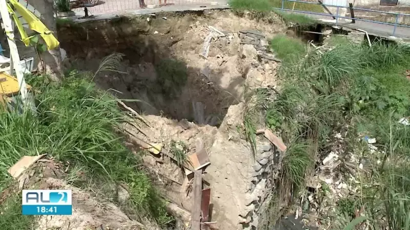 Cratera assusta moradores após asfalto afundar na Grota Pau Darco, em Maceió