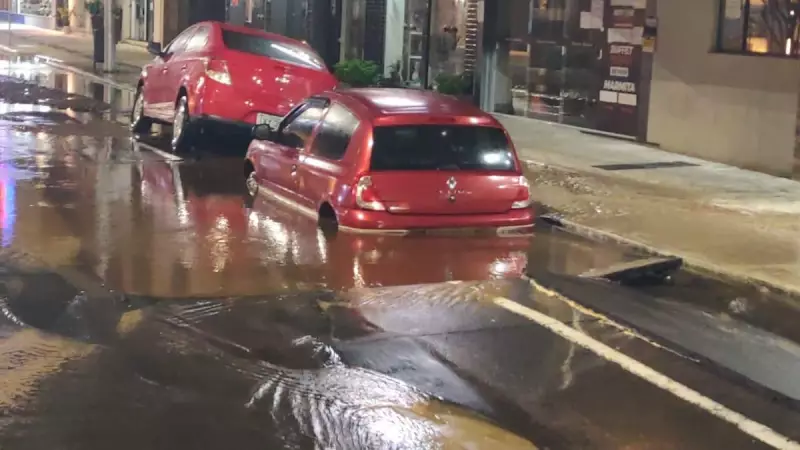 Cratera gigante engole carro inteiro em Balneário Camboriú: veja imagens chocantes!