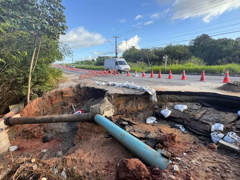 Cratera interdita parcialmente a BR-406 na Grande Natal: veja desvios e impactos