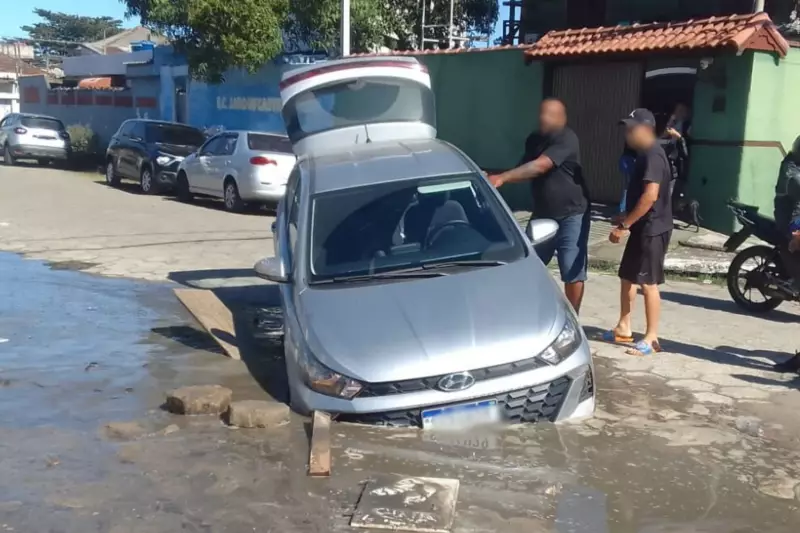Cratera Invisível Engole Carro em São Vicente e Deixa Moradores em Pânico