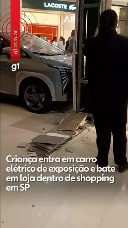 Criança bate carro elétrico de R$ 175 mil em shopping de SP e loja de joias é atingida | Vídeo