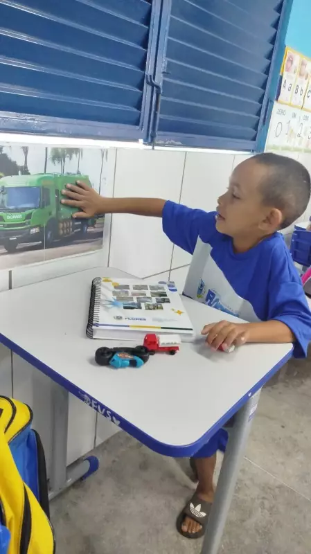 Criança com autismo e paixão por caminhões de lixo ganha alfabeto adaptado e passeio especial no sertão de Pernambuco