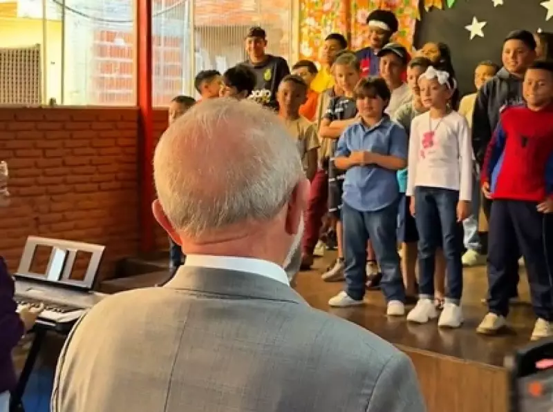 Crianças da Favela do Moinho emocionam Lula com música e mensagem de esperança