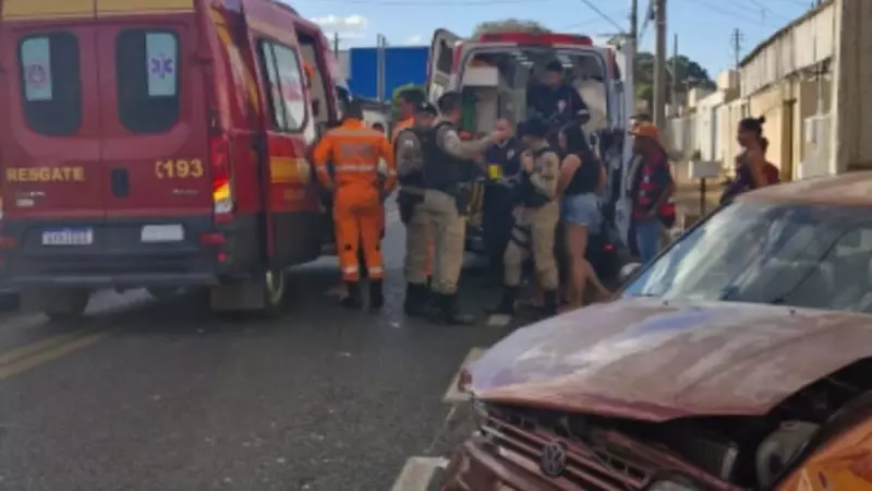 Crianças são arremessadas de carro após colisão com ambulância do SAMU em Araguari