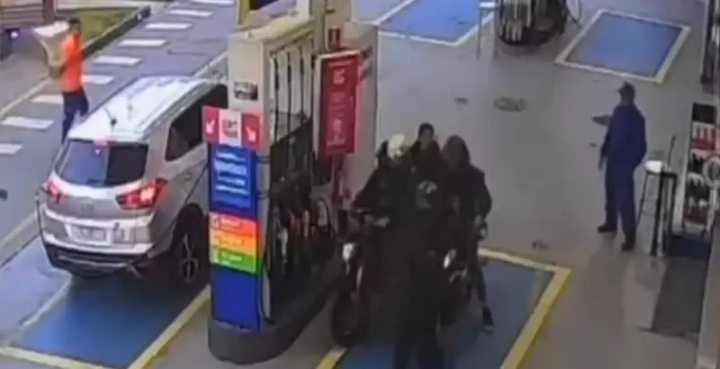Criminosos perseguem casal e assassinam motociclista em posto de combustível em SP