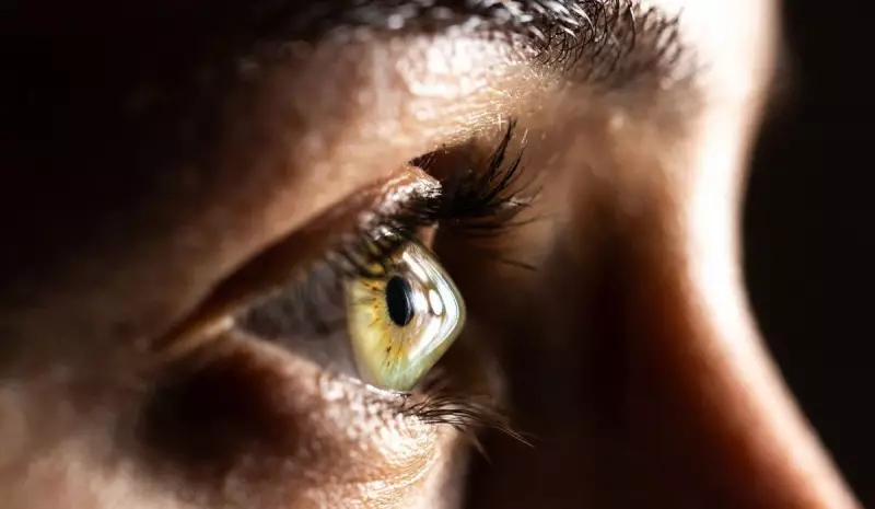 Cuidado! Esfregar os olhos pode causar ceratocone e outros problemas graves