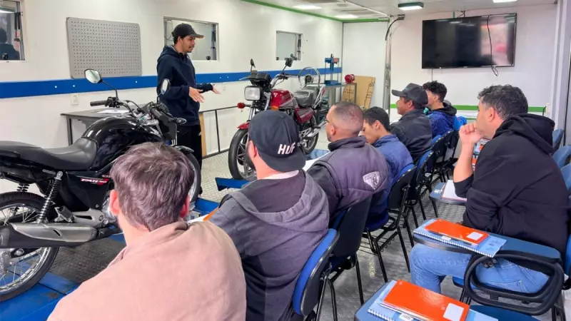 Cursos de Qualificação chegam à Praça do Macarenko em Sumaré: Oportunidades para o Futuro!