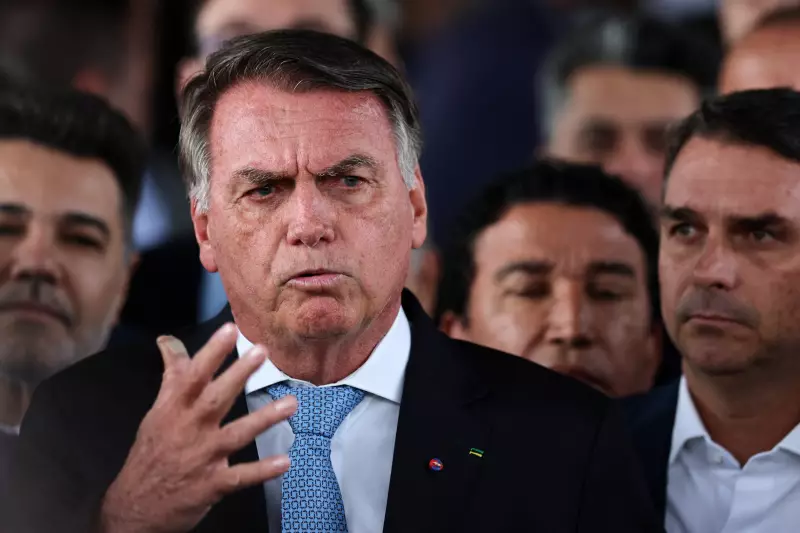 Datafolha: Maioria dos brasileiros acha que Bolsonaro deve desistir da candidatura em 2026