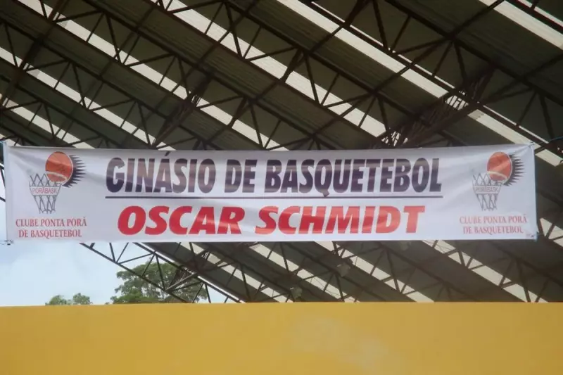 De sonho a realidade: quadra de terra vira ginásio após encontro com lenda do basquete em MS