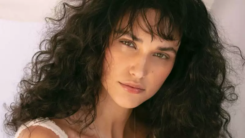 Débora Nascimento revela bissexualidade ao vivo e surpreende fãs