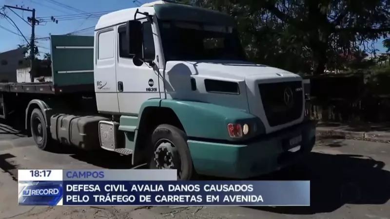 Defesa Civil avalia estragos causados por carretas em avenida de Campos (RJ) | R7 Notícias