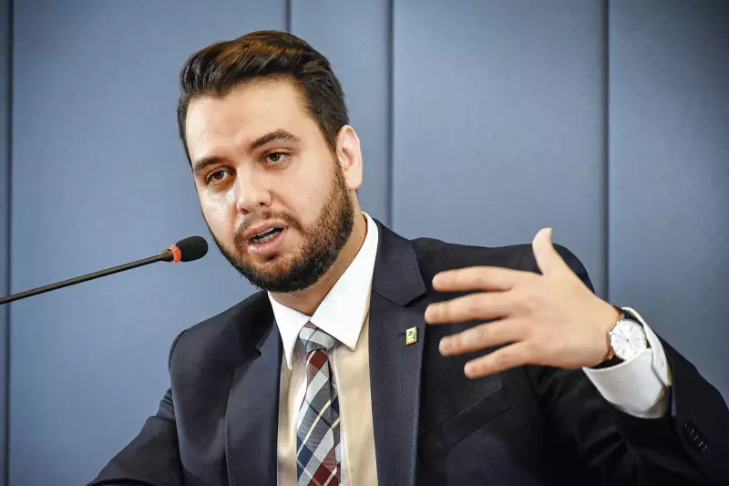 Defesa de Filipe Martins recorre ao STF para obter mensagens de Cid no Facebook