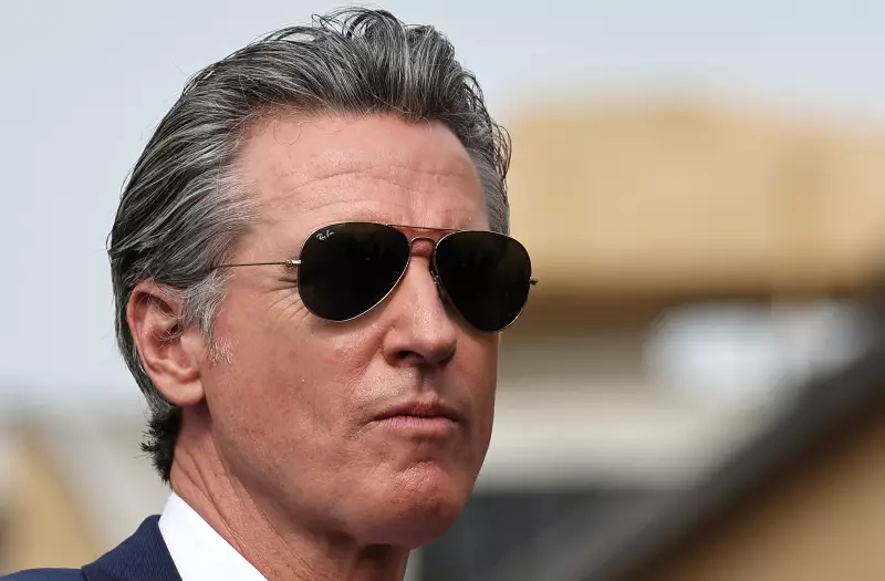 Democracia em Crise? Governador da California Surfa em Meio a Turbulências Políticas